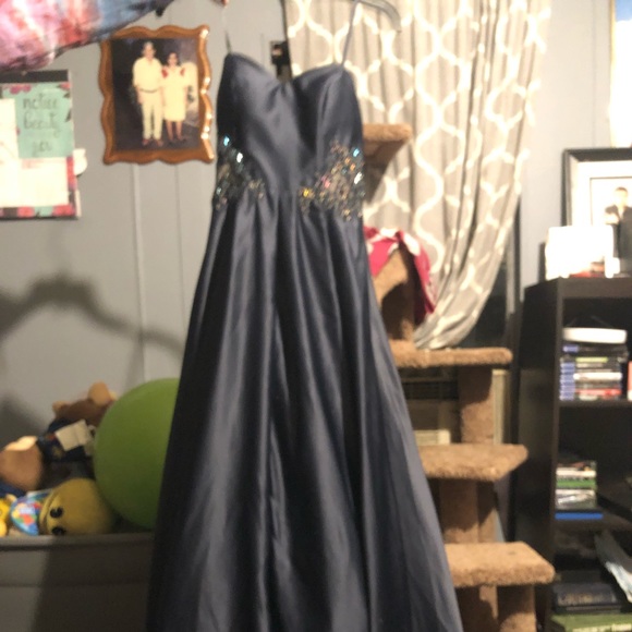 Dress - Picture 5 of 7
